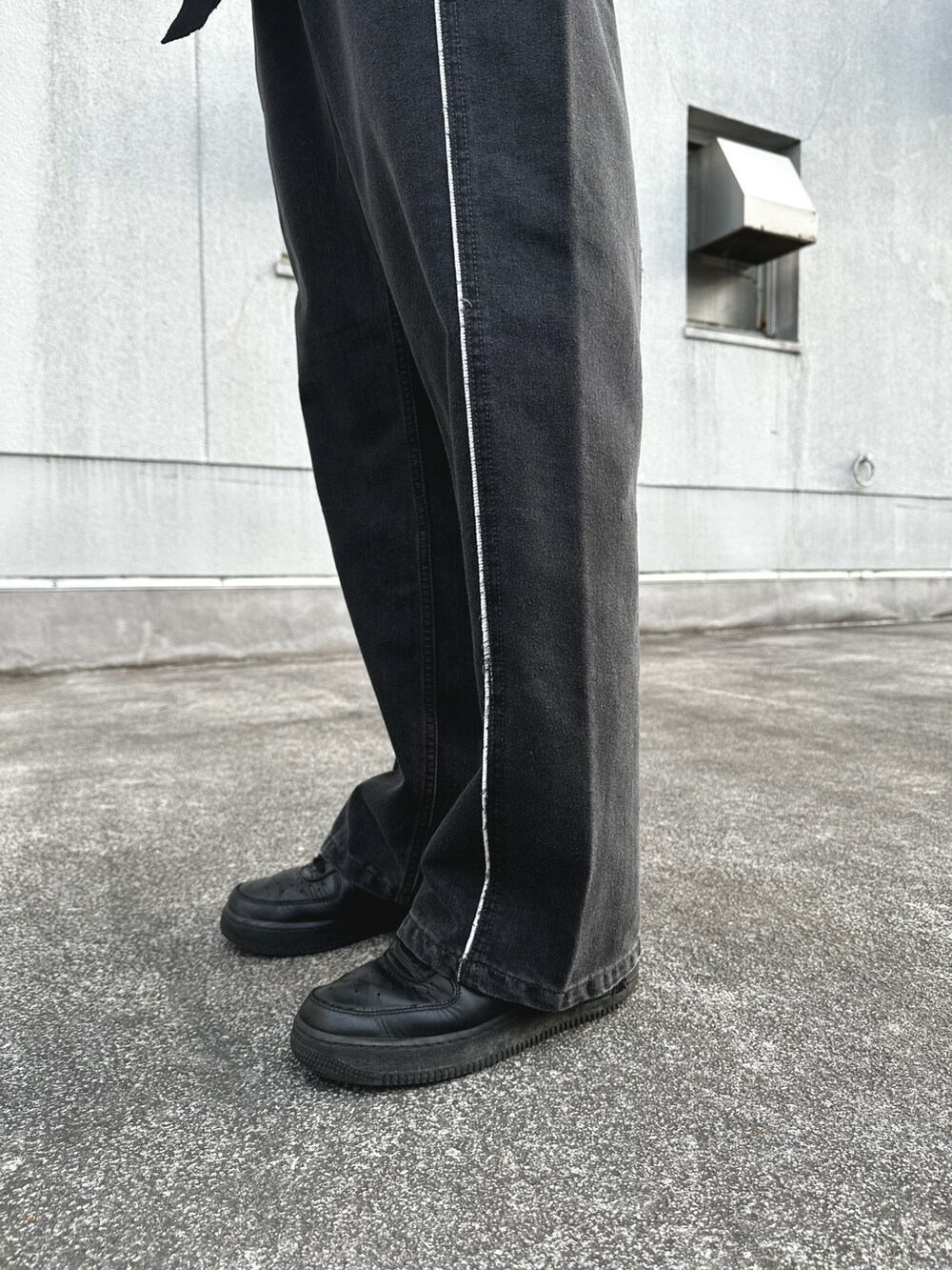 ブラック系のTシャツ/カットソー、ブラック系のTシャツ/カットソー、グレー系のデニムパンツを着用したメンズの夏コーディネートの3枚目の写真