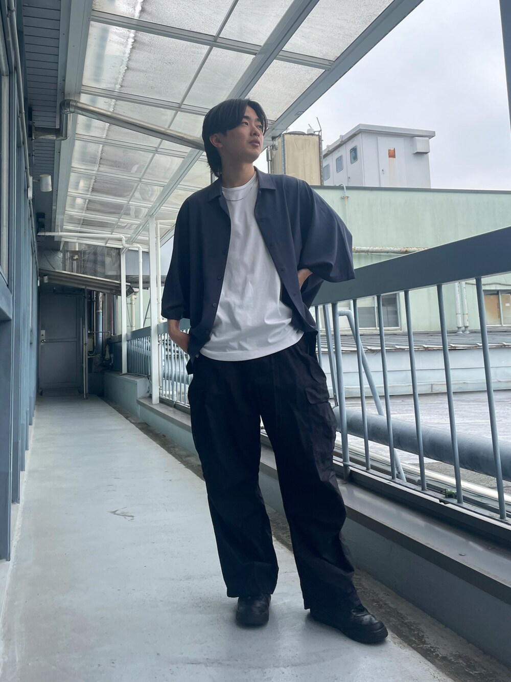 ホワイト系のタンクトップ、ブルー系のシャツ/ブラウス、シルバー系のネックレスを着用したメンズの夏コーディネートの2枚目の写真