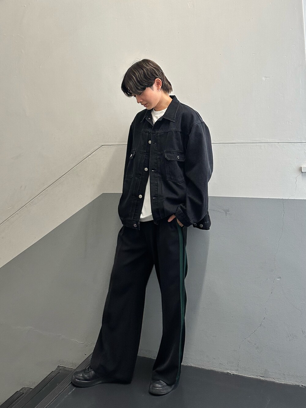 ブラック系のデニムジャケット、ブラック系のその他パンツを着用したメンズの春コーディネートの2枚目の写真