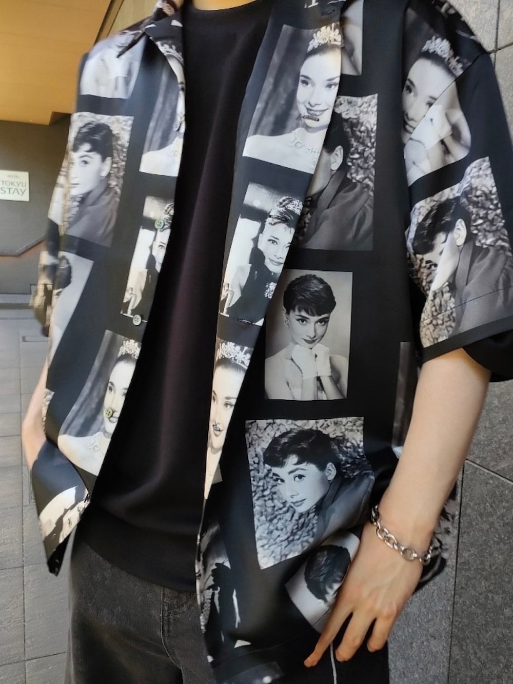 ブラック系のシャツ/ブラウス、グレー系のデニムパンツ、ブラック系のTシャツ/カットソーを着用したメンズの夏コーディネートの3枚目の写真