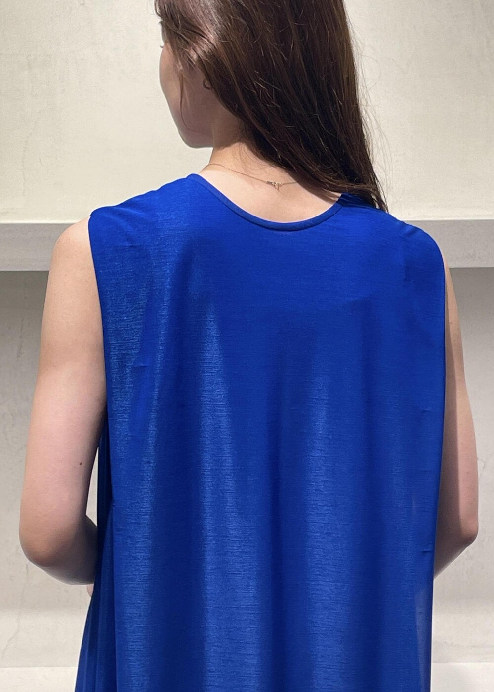 ブラック系のショルダーバッグ、ブルー系のワンピース、ブラック系のサンダルを着用したレディースの夏コーディネートの5枚目の写真