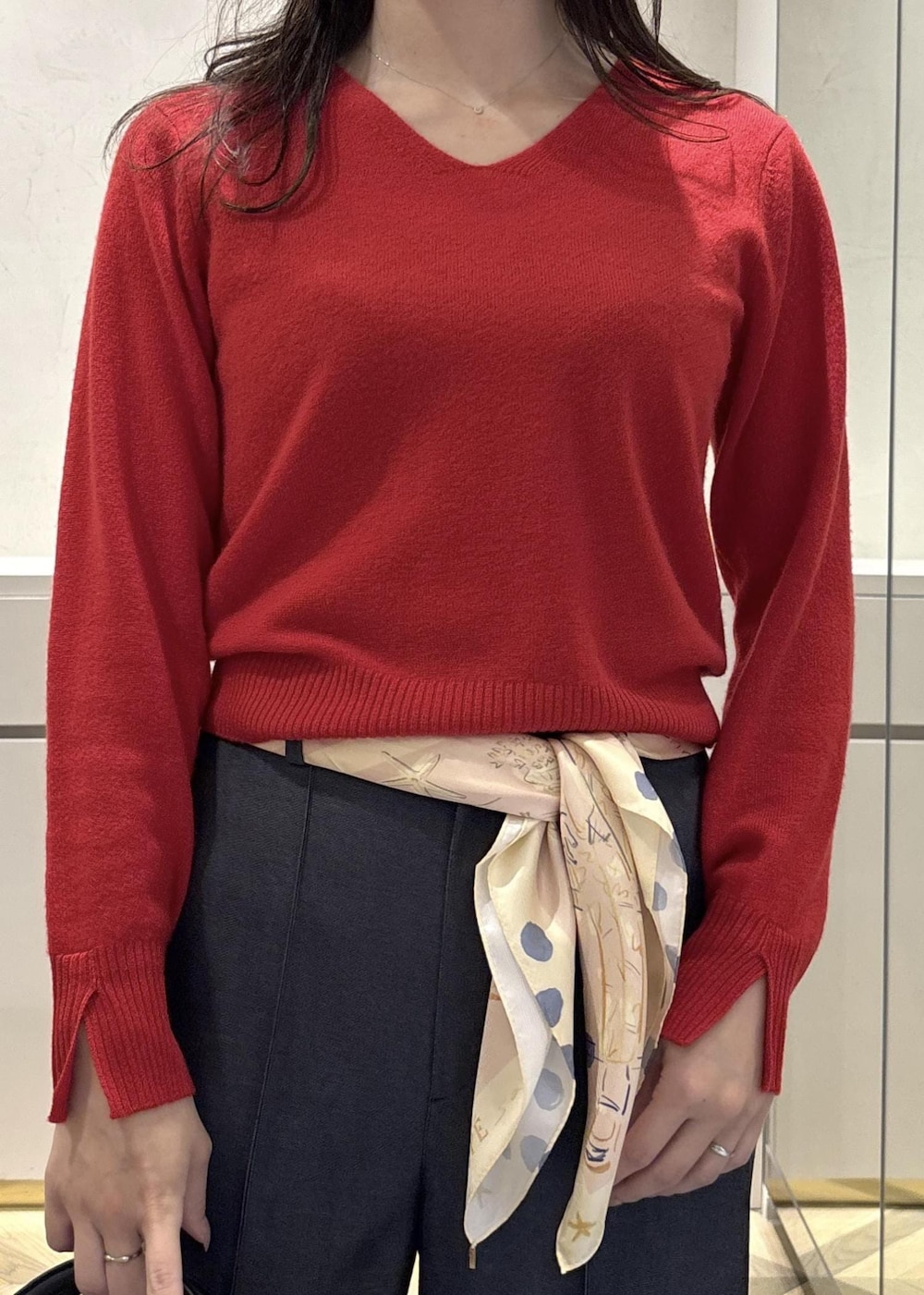 ホワイト系のトートバッグ、ブラック系のブーツ、ブルー系のその他パンツを着用したレディースの冬コーディネートの5枚目の写真