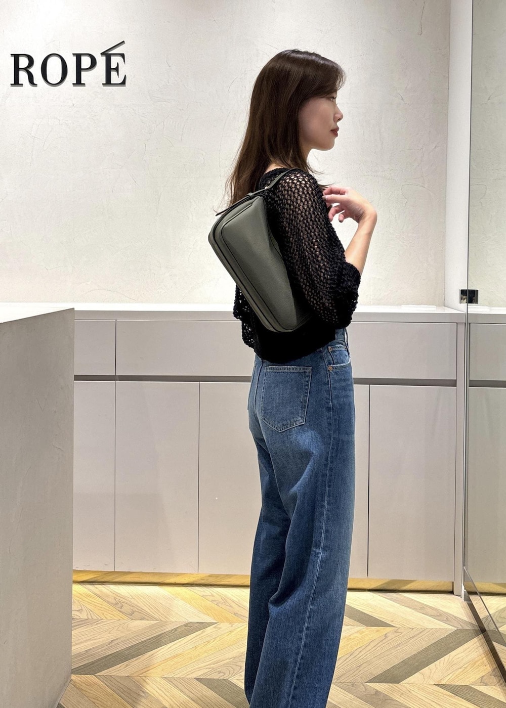 シルバー系のパンプス、グリーン系のハンドバッグ、ブラック系のキャミソールを着用したレディースの夏コーディネートの5枚目の写真