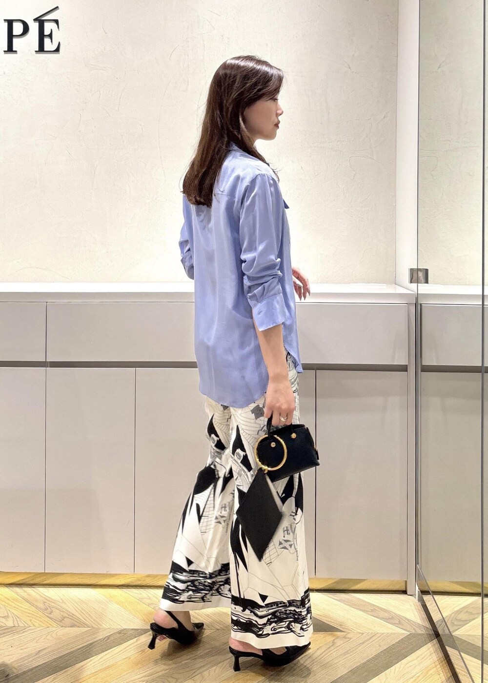 「シャツ、シルク、プリントパンツ、ストレート、モノトーン、スカーフ柄、初春コーデ、春コーデ、お出かけコーデ、パンツスタイル、きれいめコーデ、ROPÉ、ナチュラル、ブルべ冬、乾燥」｜「ROPE'のベルトトップヒールパンプス（パンプス、ブラック系）」を使った、FUYUKIさん（レディース・167cm）の冬コーディネートの2枚目の写真
