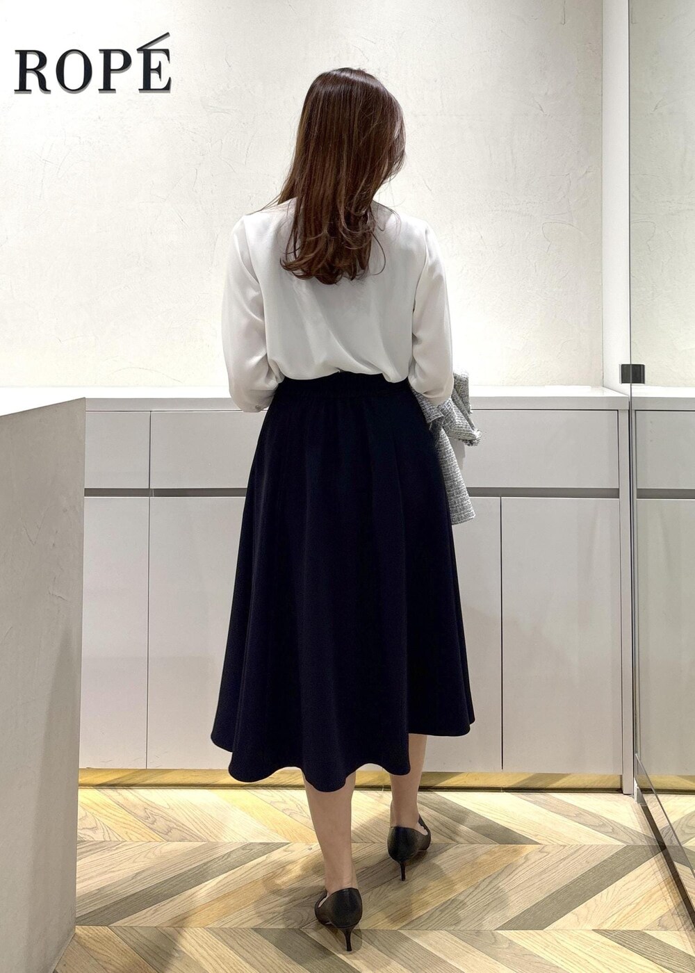 「ツイード、ジャケット、ボウタイ、ブラウス、フレアスカート、初春コーデ、春コーデ、セレモニーコーデ、卒業式コーデ、卒園式コーデ、授業参観日コーデ、入学式コーデ、入園式コーデ、セットアップ、スカートスタイル」｜「E'PORの【E'POR】Y BAG Medium【メディア掲載】（ハンドバッグ、ブルー系）」を使った、FUYUKIさん（レディース・167cm）の冬コーディネートの6枚目の写真