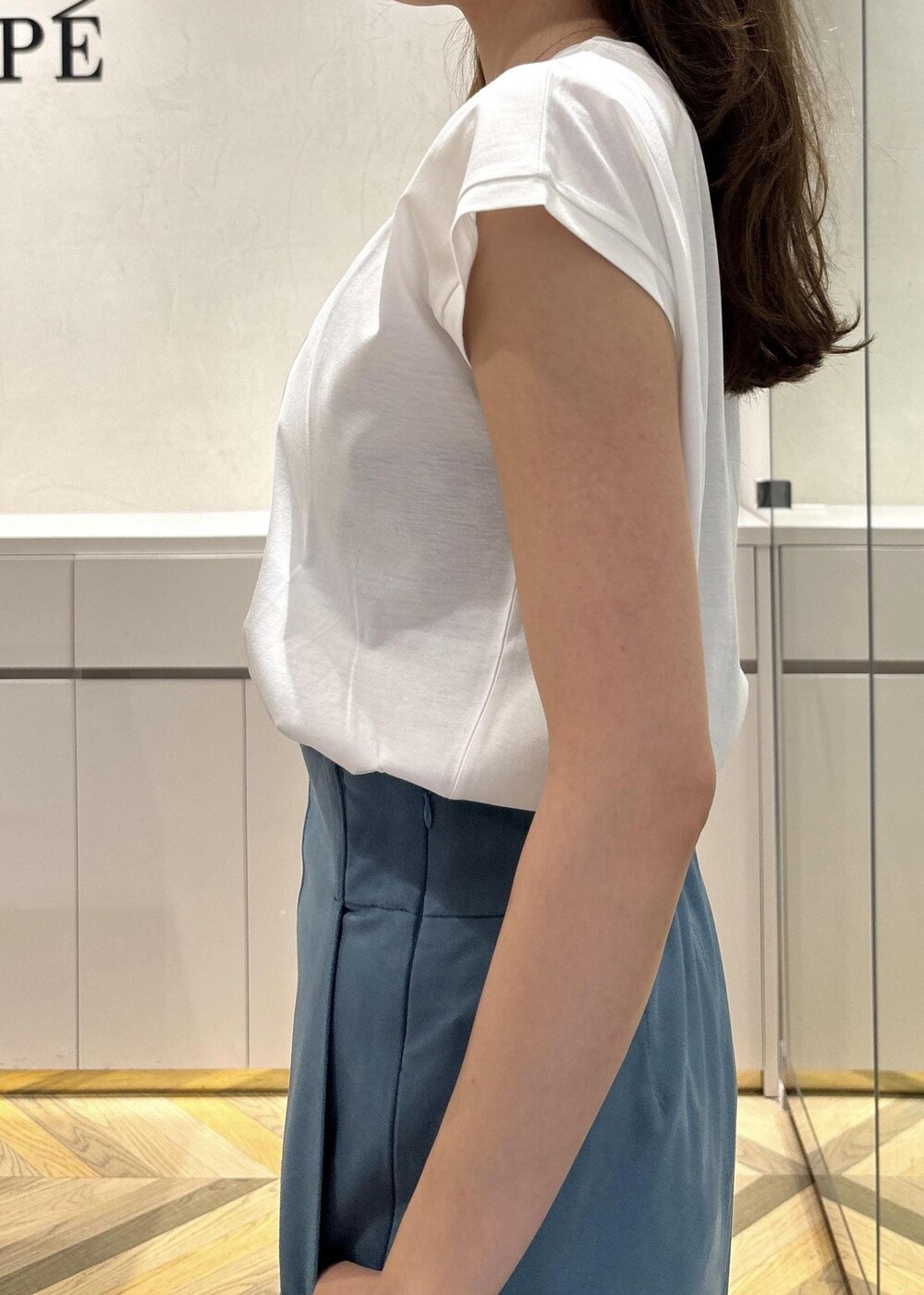 グレー系のハンドバッグ、ブラック系のパンプス、ブラック系のテーラードジャケットを着用したレディースの夏コーディネートの9枚目の写真