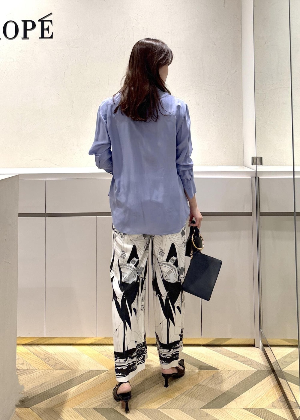 「シャツ、シルク、プリントパンツ、ストレート、モノトーン、スカーフ柄、初春コーデ、春コーデ、お出かけコーデ、パンツスタイル、きれいめコーデ、ROPÉ、ナチュラル、ブルべ冬、乾燥」｜「ROPE'のベルトトップヒールパンプス（パンプス、ブラック系）」を使った、FUYUKIさん（レディース・167cm）の冬コーディネートの3枚目の写真