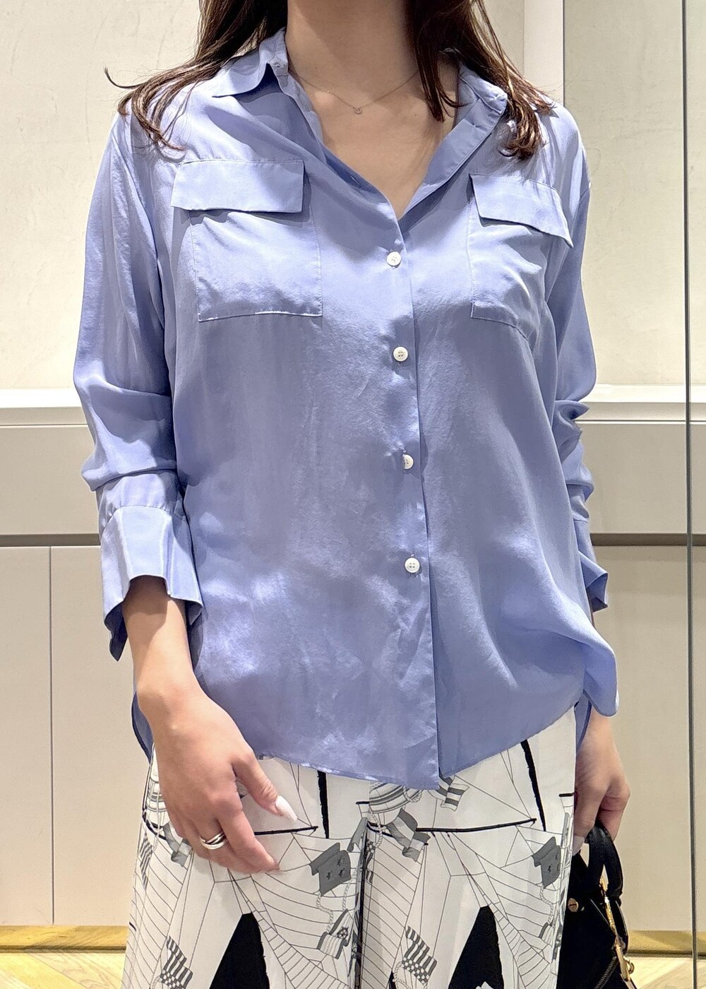 「シャツ、シルク、プリントパンツ、ストレート、モノトーン、スカーフ柄、初春コーデ、春コーデ、お出かけコーデ、パンツスタイル、きれいめコーデ、ROPÉ、ナチュラル、ブルべ冬、乾燥」｜「ROPE'のベルトトップヒールパンプス（パンプス、ブラック系）」を使った、FUYUKIさん（レディース・167cm）の冬コーディネートの5枚目の写真