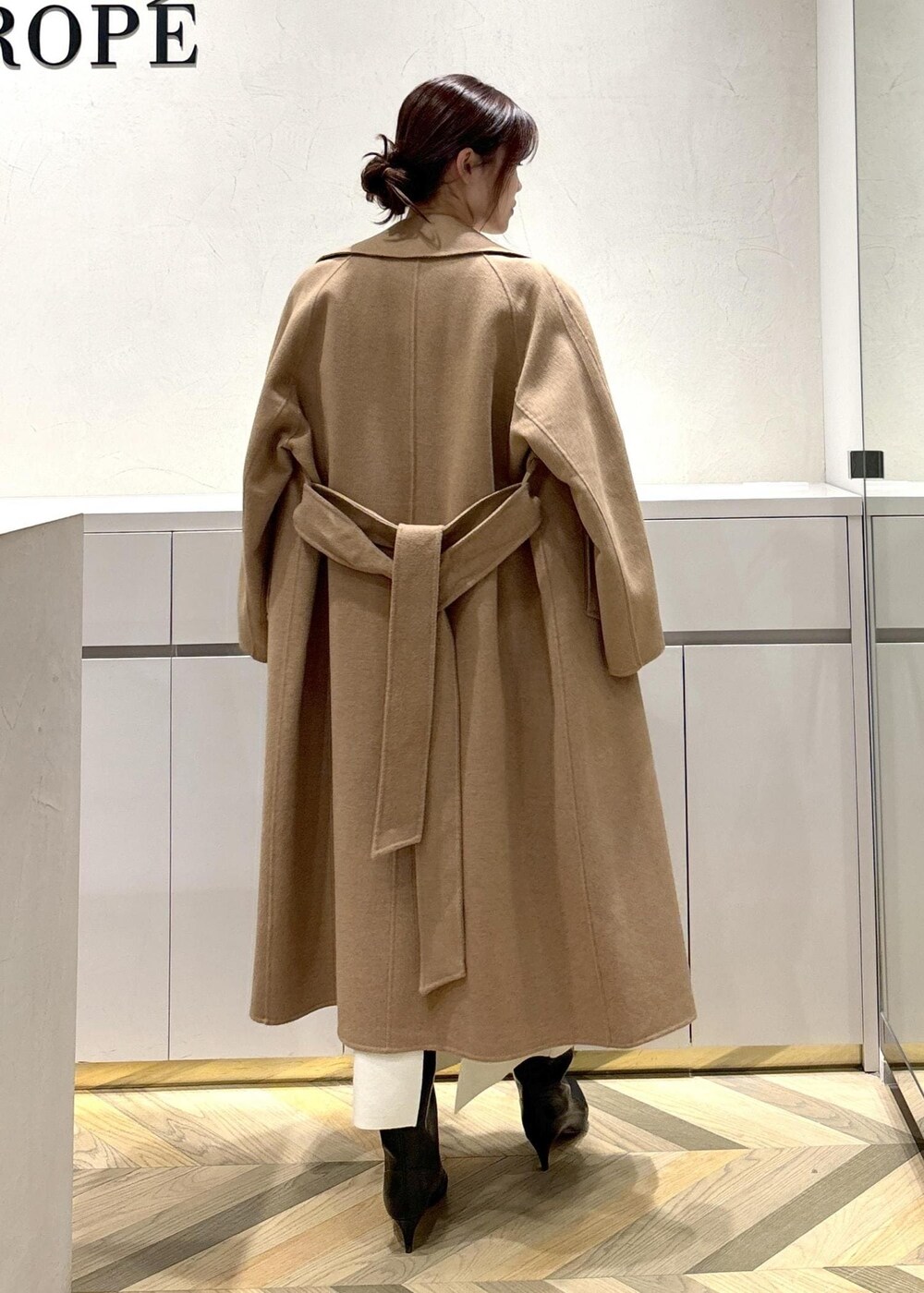 「冬コーデ、お出かけコーデ、ROPÉ、ナチュラル、ブルべ冬、乾燥、高身長、トップス、ニット/セーター、ジャケット/アウター、その他アウター、スカート、バッグ、ショルダーバッグ、シューズ」｜「ROPE'のBarbara boots(バーバラブーツ)（ブーツ、ブラック系）」を使った、FUYUKIさん（レディース・167cm）の冬コーディネートの3枚目の写真