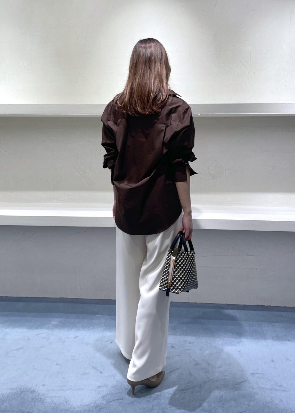 「パール、ミニ、ブラック、otonaMUSE、ブラウン、シャツ、ホワイト、パンツ、ワイド、ベージュ、パンプス、ROPÉ、ÉPOR、Y BAG、MONOGRAM BAG」｜「ROPE'の【雑誌掲載】ウエストギャザーセミワイドパンツ（その他パンツ、ホワイト系）」を使った、FUYUKIさん（レディース・167cm）の秋コーディネートの3枚目の写真