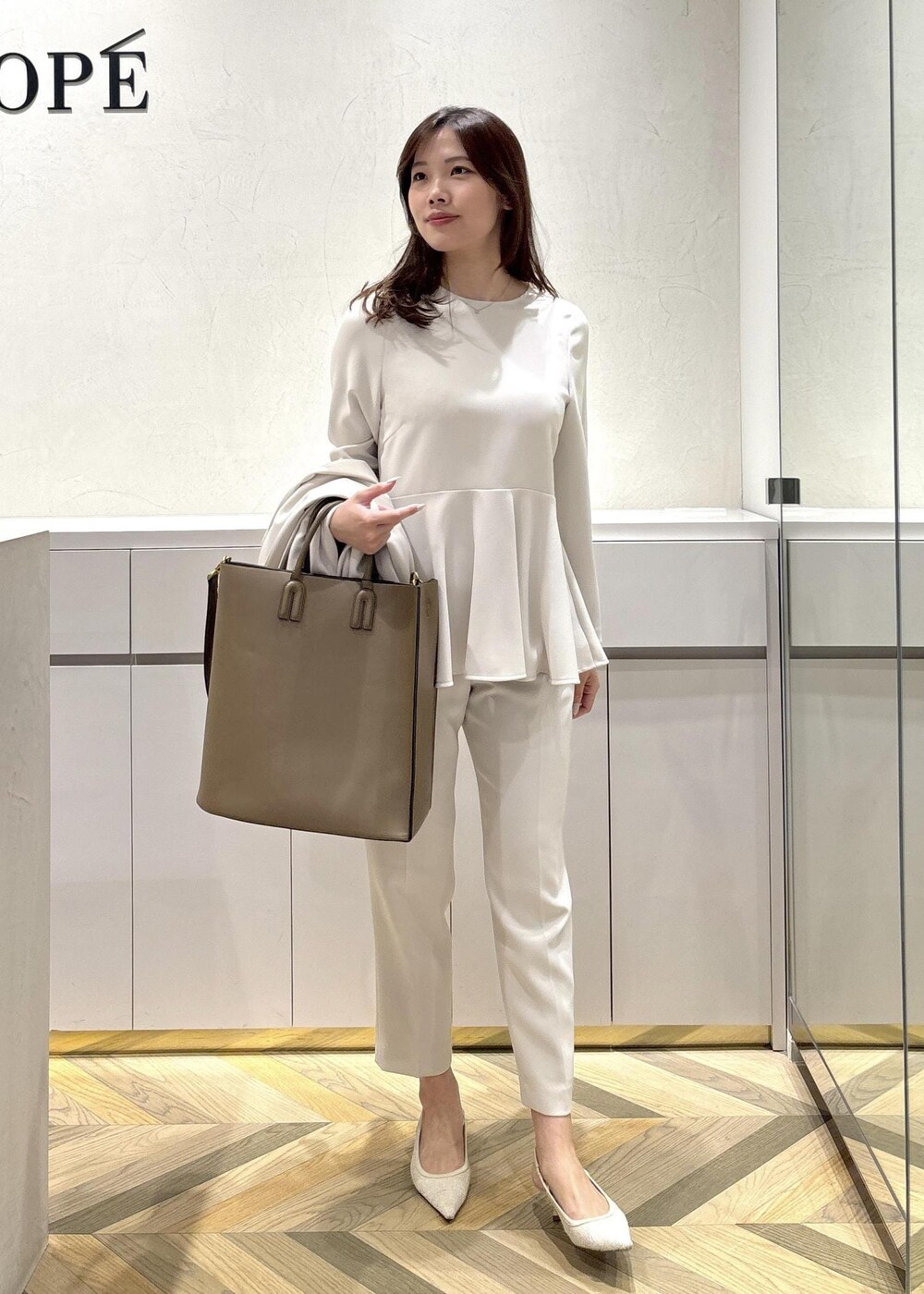 「Wbag_pickup、初春コーデ、春コーデ、お仕事コーデ、セレモニーコーデ、授業参観日コーデ、入学式コーデ、入園式コーデ、ROPÉ、ナチュラル、ブルべ冬、乾燥、高身長、トップス、シャツ/ブラウス」｜「ROPE'のトリアセテートダブルクロス ペプラムブラウス【セレモニー/通勤対応】【洗える】（シャツ/ブラウス、ベージュ系）」を使った、FUYUKIさん（レディース・167cm）の冬コーディネートの2枚目の写真