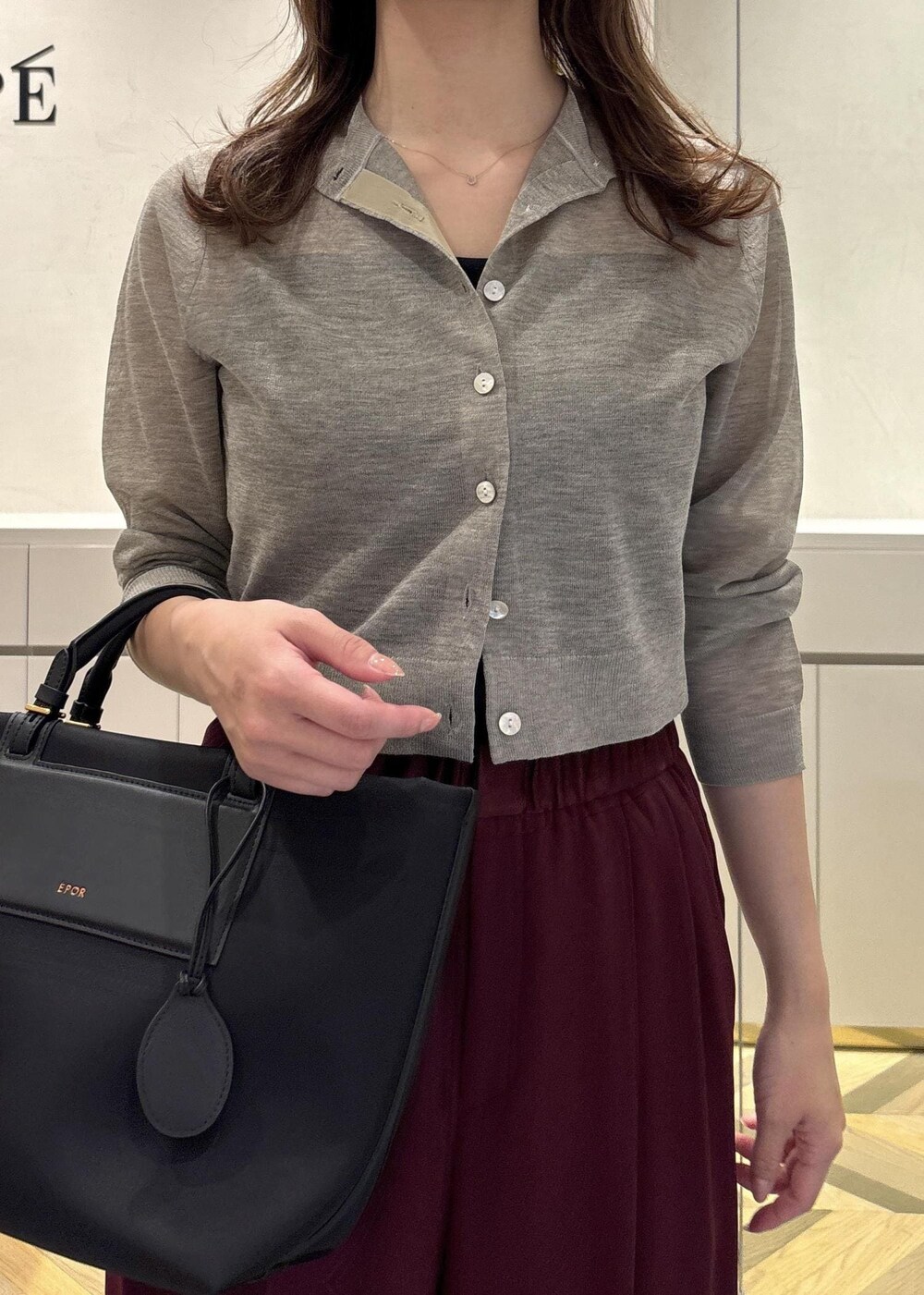 ブラック系のパンプス、レッド系のその他パンツ、ベージュ系のカーディガン/ボレロを着用したレディースの夏コーディネートの5枚目の写真