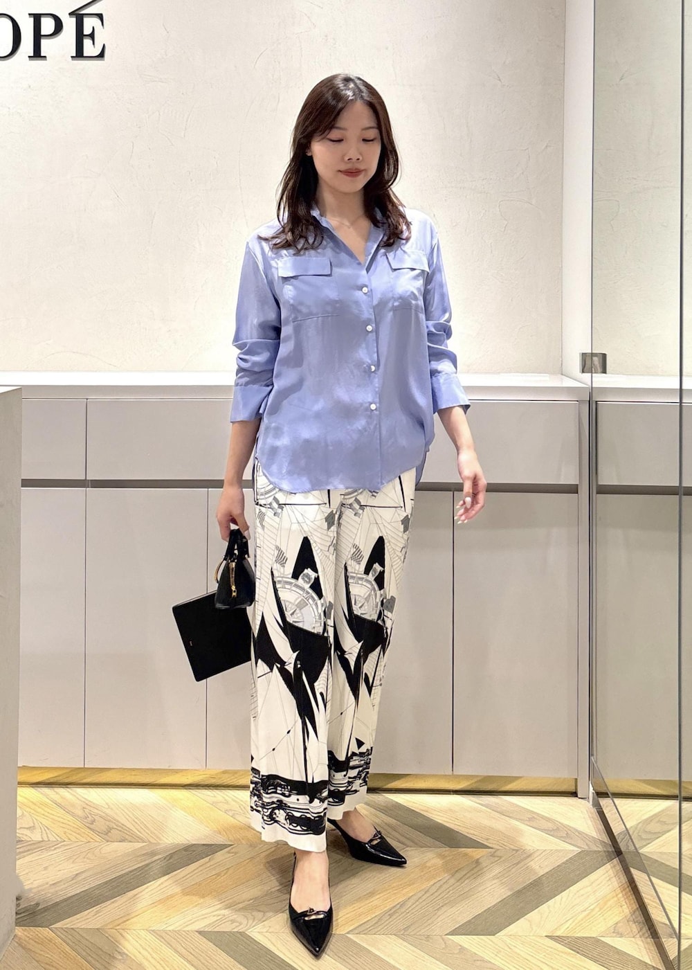 「シャツ、シルク、プリントパンツ、ストレート、モノトーン、スカーフ柄、初春コーデ、春コーデ、お出かけコーデ、パンツスタイル、きれいめコーデ、ROPÉ、ナチュラル、ブルべ冬、乾燥」｜「ROPE'のベルトトップヒールパンプス（パンプス、ブラック系）」を使った、FUYUKIさん（レディース・167cm）の冬コーディネートの4枚目の写真