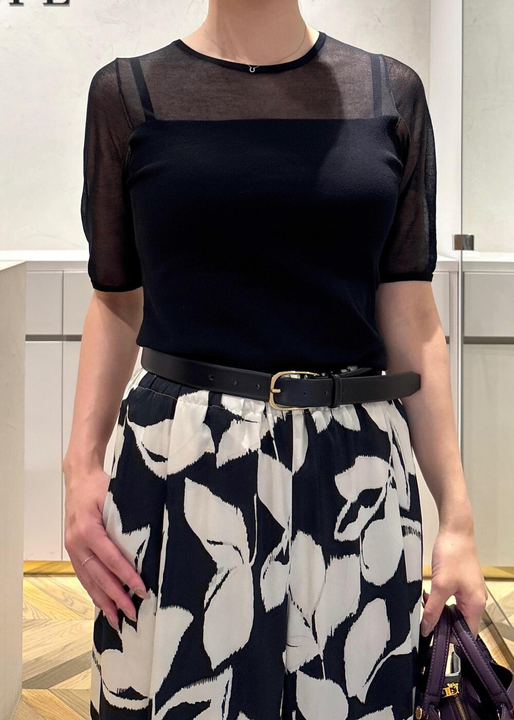 ブラック系のパンプス、ブラック系のニット/セーター、ブラック系のその他パンツを着用したレディースの夏コーディネートの4枚目の写真