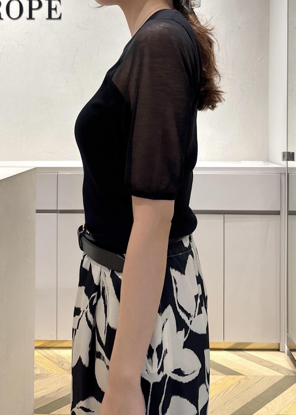 ブラック系のパンプス、ブラック系のニット/セーター、ブラック系のその他パンツを着用したレディースの夏コーディネートの5枚目の写真