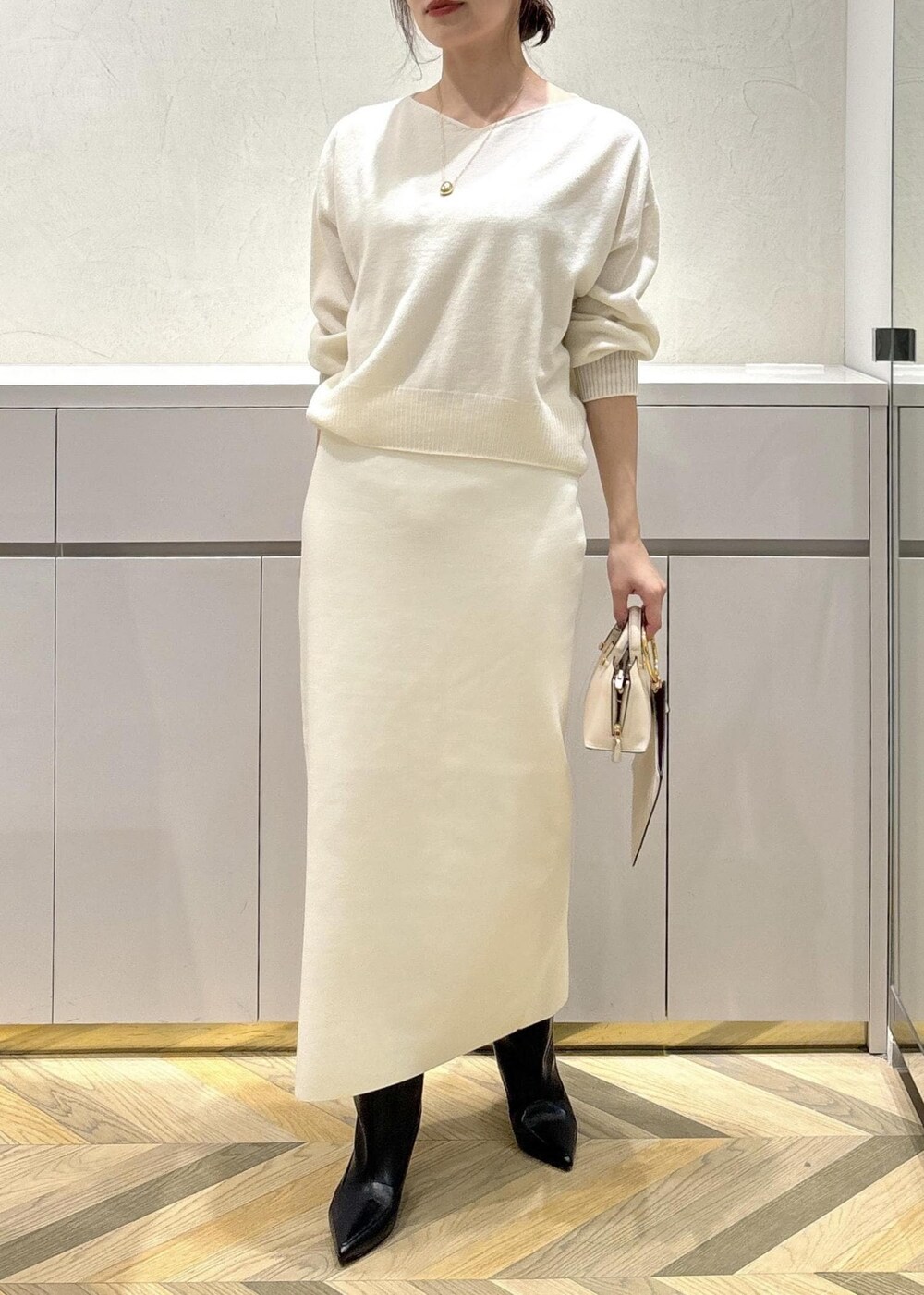 「冬コーデ、お出かけコーデ、ROPÉ、ナチュラル、ブルべ冬、乾燥、高身長、トップス、ニット/セーター、ジャケット/アウター、その他アウター、スカート、バッグ、ショルダーバッグ、シューズ」｜「ROPE'のBarbara boots(バーバラブーツ)（ブーツ、ブラック系）」を使った、FUYUKIさん（レディース・167cm）の冬コーディネートの5枚目の写真