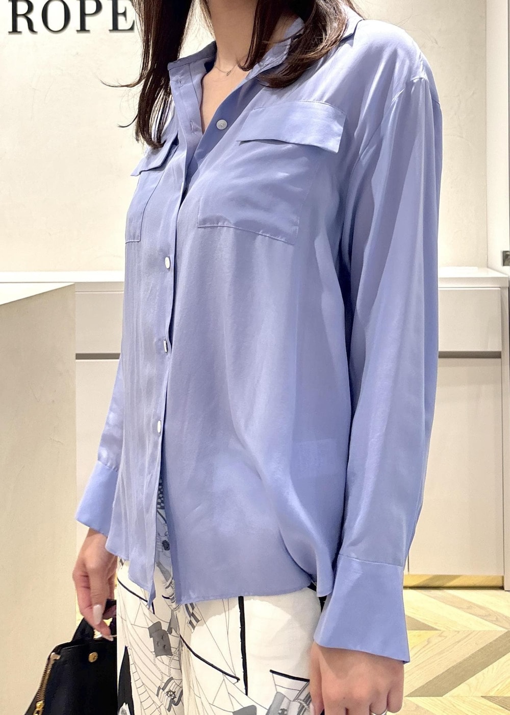 「シャツ、シルク、プリントパンツ、ストレート、モノトーン、スカーフ柄、初春コーデ、春コーデ、お出かけコーデ、パンツスタイル、きれいめコーデ、ROPÉ、ナチュラル、ブルべ冬、乾燥」｜「ROPE'のベルトトップヒールパンプス（パンプス、ブラック系）」を使った、FUYUKIさん（レディース・167cm）の冬コーディネートの6枚目の写真