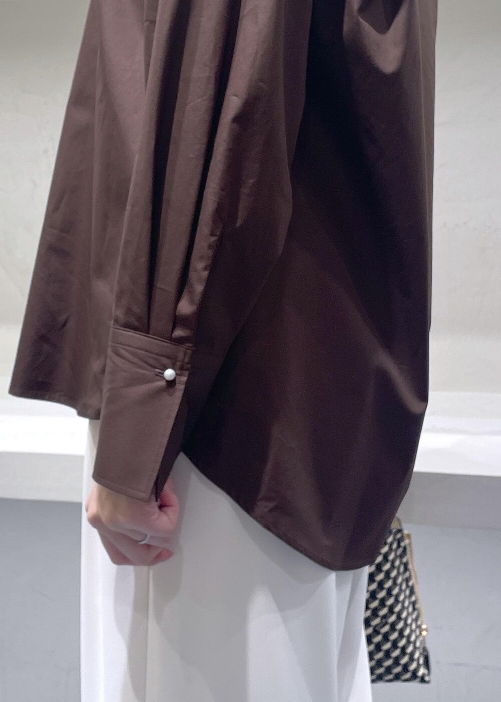 「パール、ミニ、ブラック、otonaMUSE、ブラウン、シャツ、ホワイト、パンツ、ワイド、ベージュ、パンプス、ROPÉ、ÉPOR、Y BAG、MONOGRAM BAG」｜「ROPE'の【雑誌掲載】ウエストギャザーセミワイドパンツ（その他パンツ、ホワイト系）」を使った、FUYUKIさん（レディース・167cm）の秋コーディネートの6枚目の写真