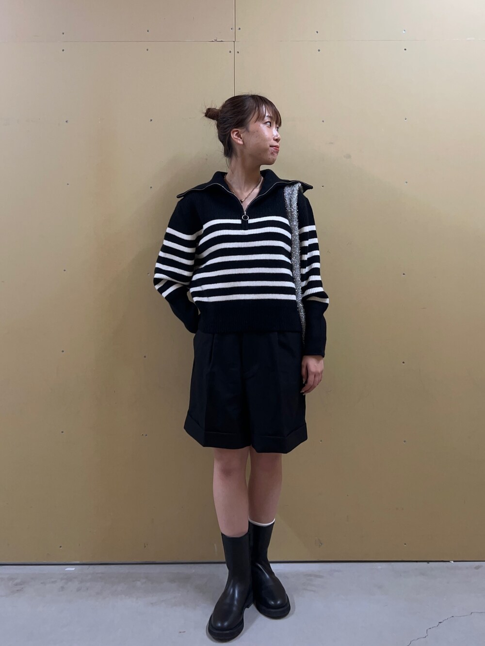 シルバー系のトートバッグ、ブラック系のその他パンツ、ブラック系のニット/セーターを着用したレディースの秋コーディネートの2枚目の写真