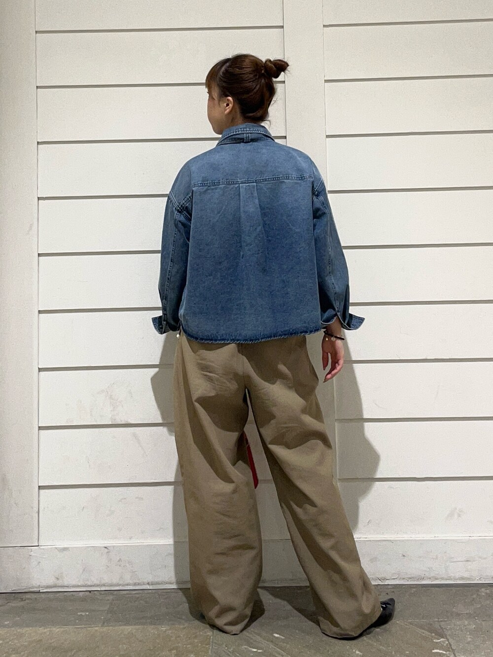 ブルー系のシャツ/ブラウス、レッド系のショルダーバッグを着用したレディースの春コーディネートの3枚目の写真