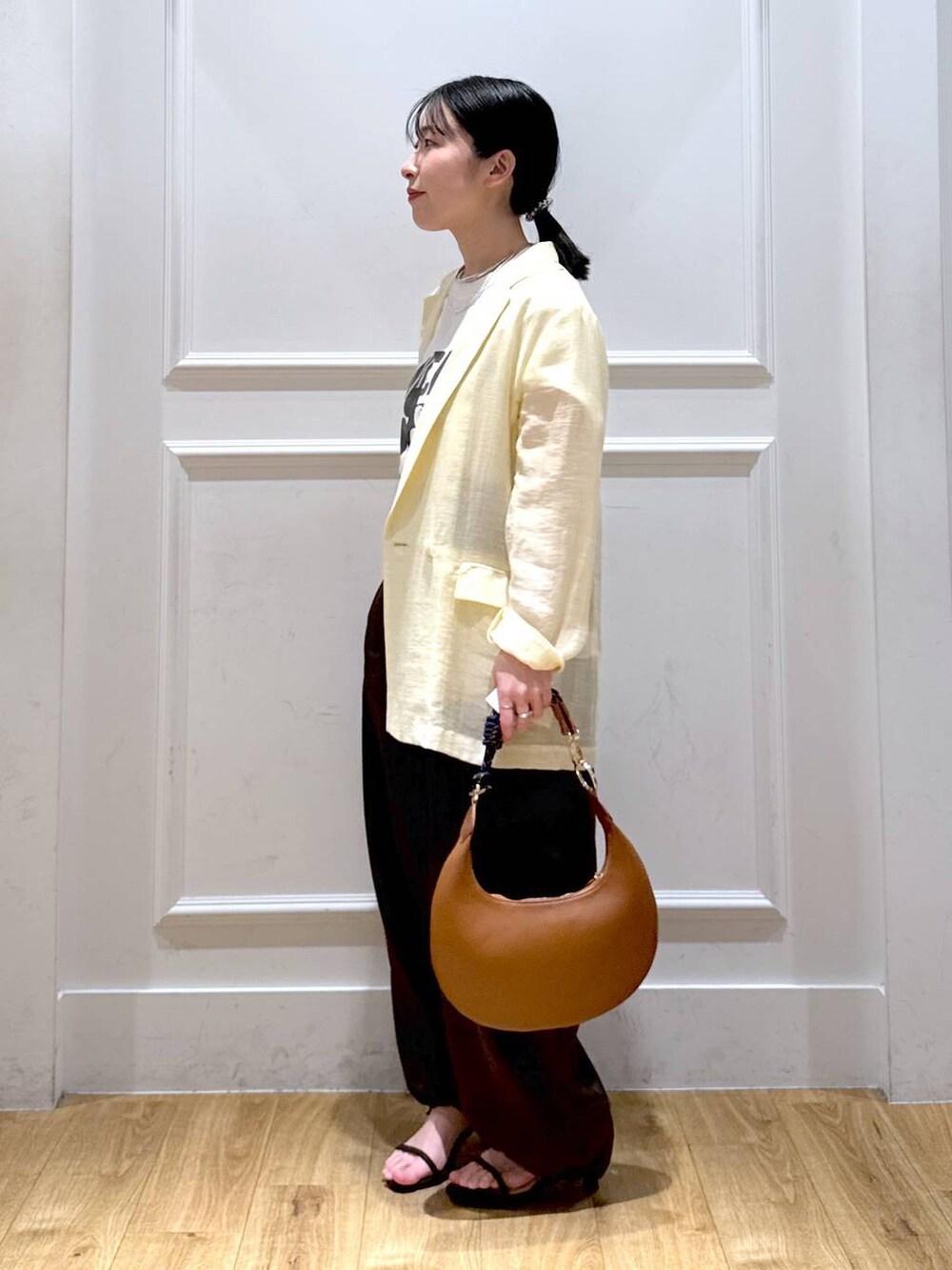 「低身長、ベーシック/シンプル、ナチュラル、SNAP_apart by lowrys、apart by lowrys、春コーデ」|「A part byのサテンカーゴパンツ(カーゴパンツ、ブラウン系)」を使った、moriさん(レディース・148cm)の春コーディネートの3枚目の写真