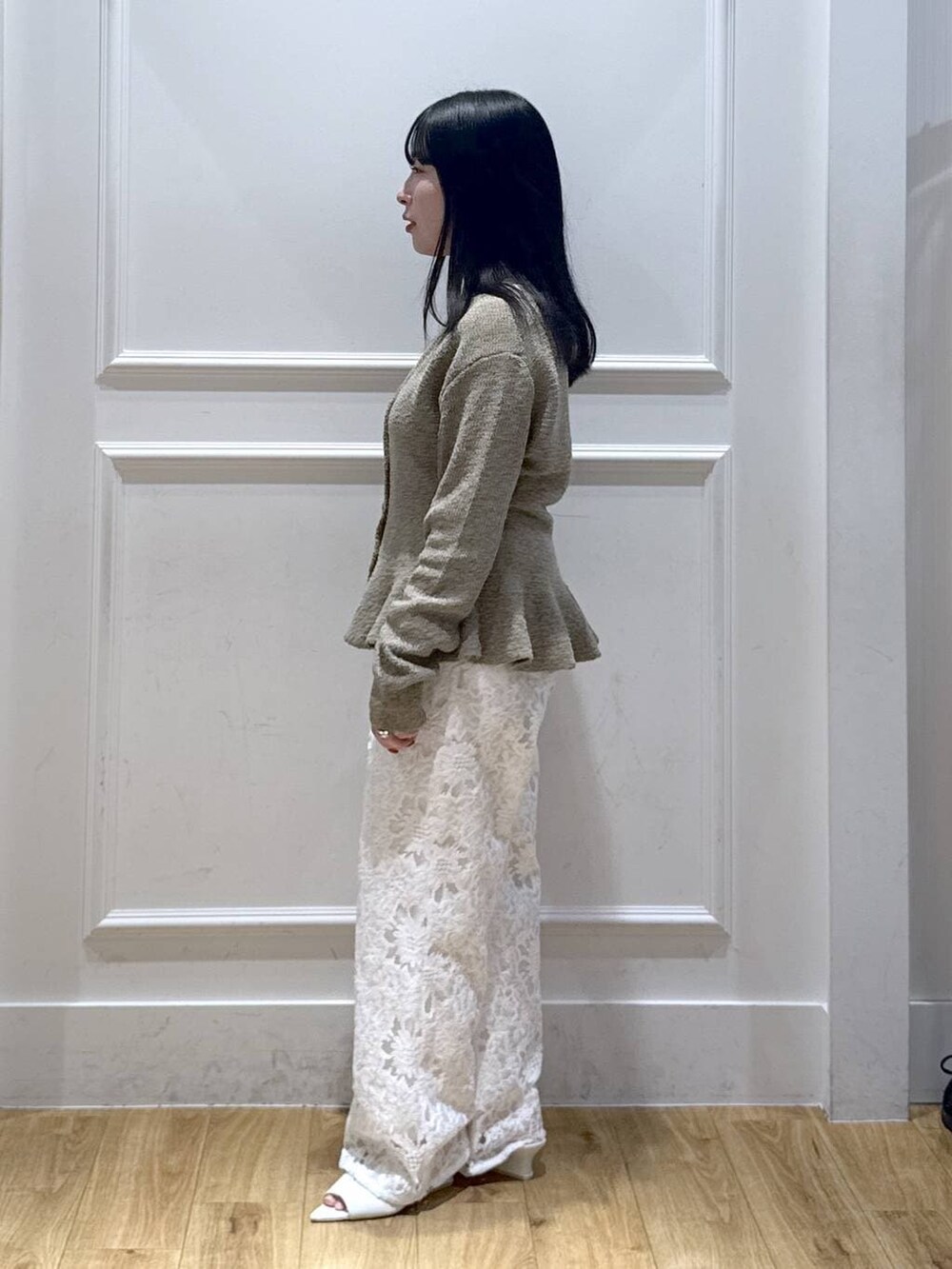 ホワイト系のTシャツ/カットソー、ホワイト系のサンダル、イエロー系のカーディガン/ボレロを着用したレディースの春コーディネートの2枚目の写真