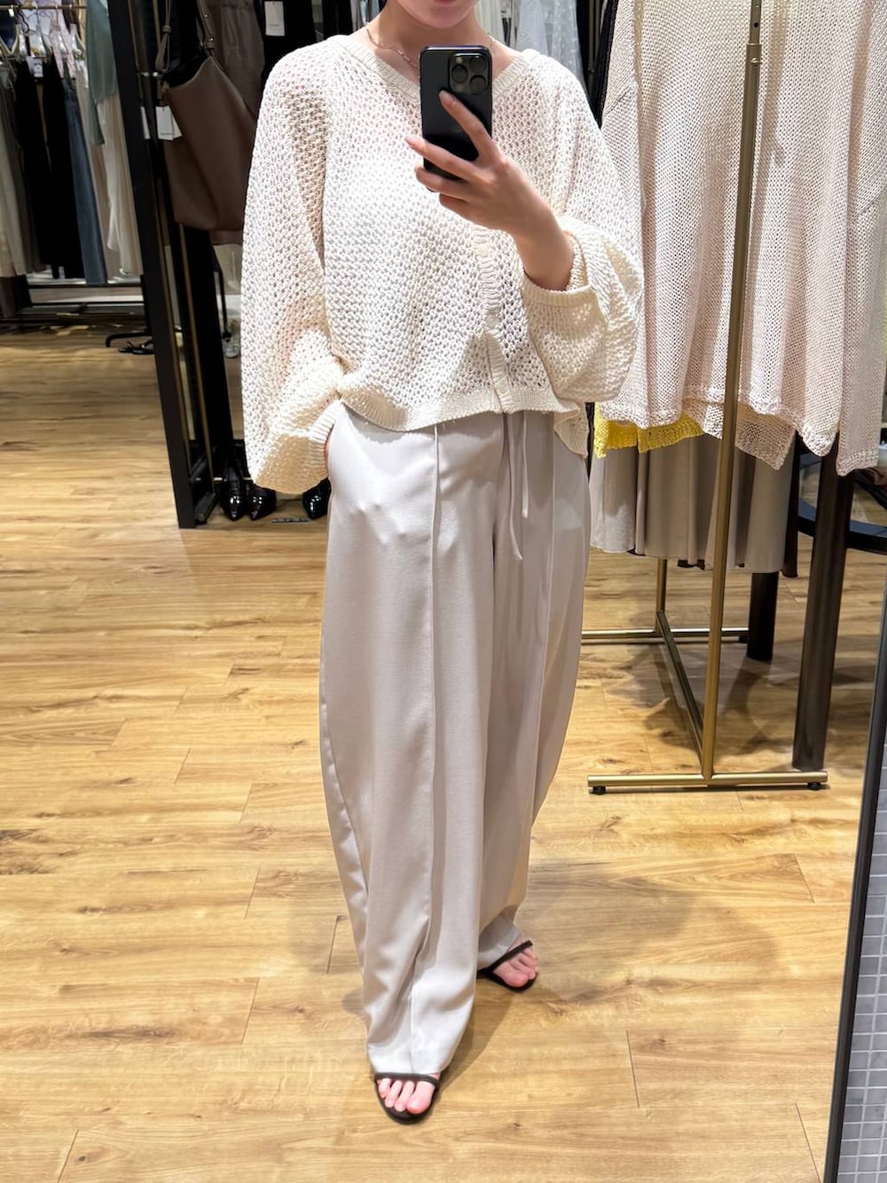 ブラウン系のサンダル、ベージュ系のその他パンツ、ホワイト系のカーディガン/ボレロを着用したレディースの春コーディネートの3枚目の写真