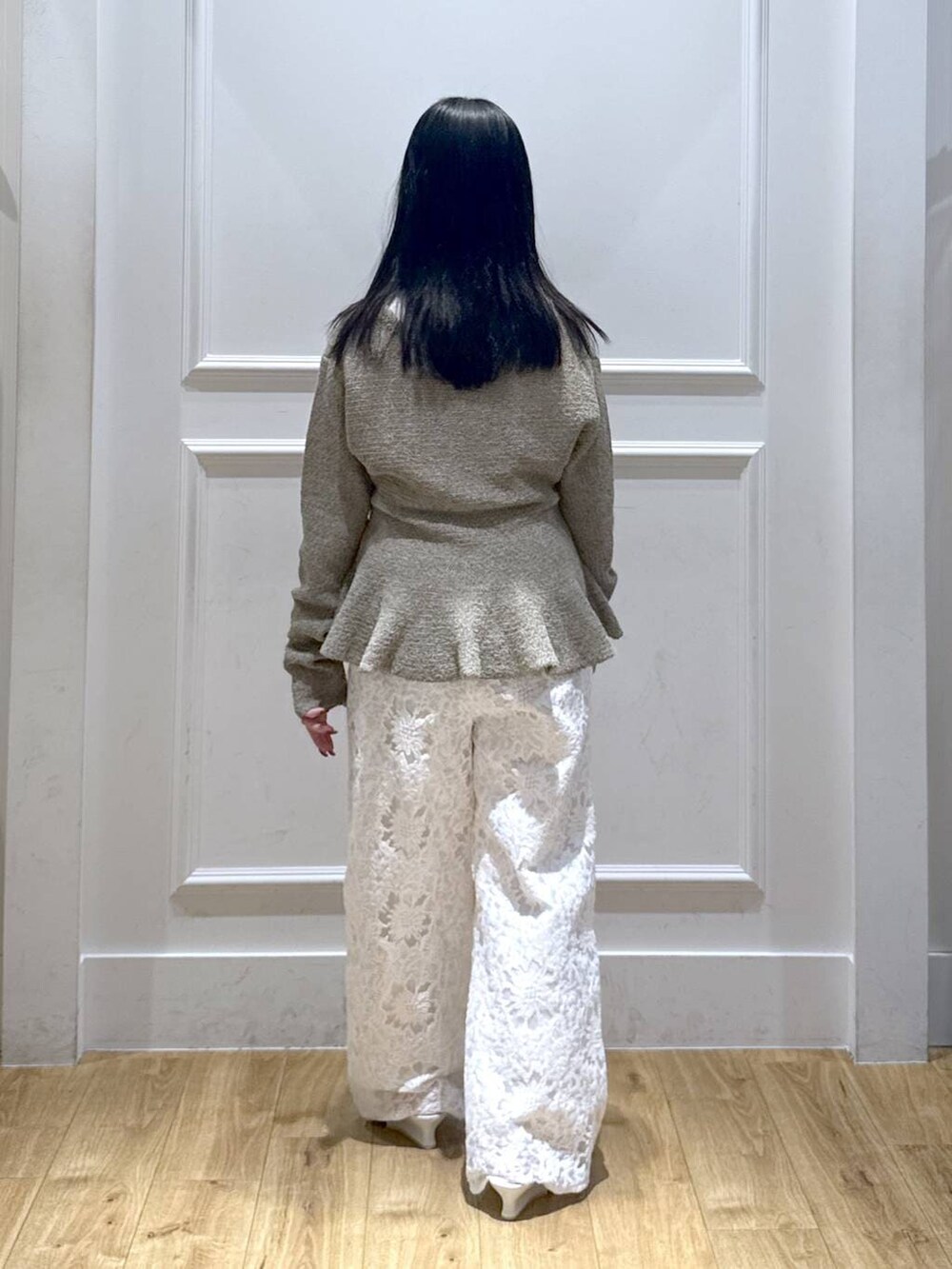 ホワイト系のTシャツ/カットソー、ホワイト系のサンダル、イエロー系のカーディガン/ボレロを着用したレディースの春コーディネートの3枚目の写真