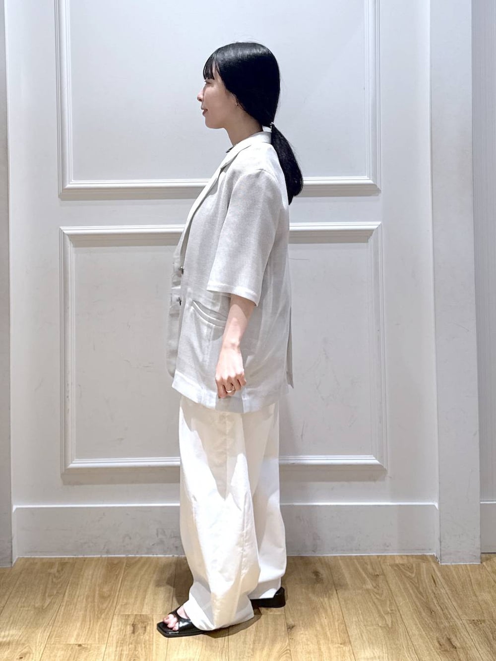 レッド系のTシャツ/カットソー、ブラック系のパンプス、ホワイト系のその他パンツを着用したレディースの春コーディネートの2枚目の写真
