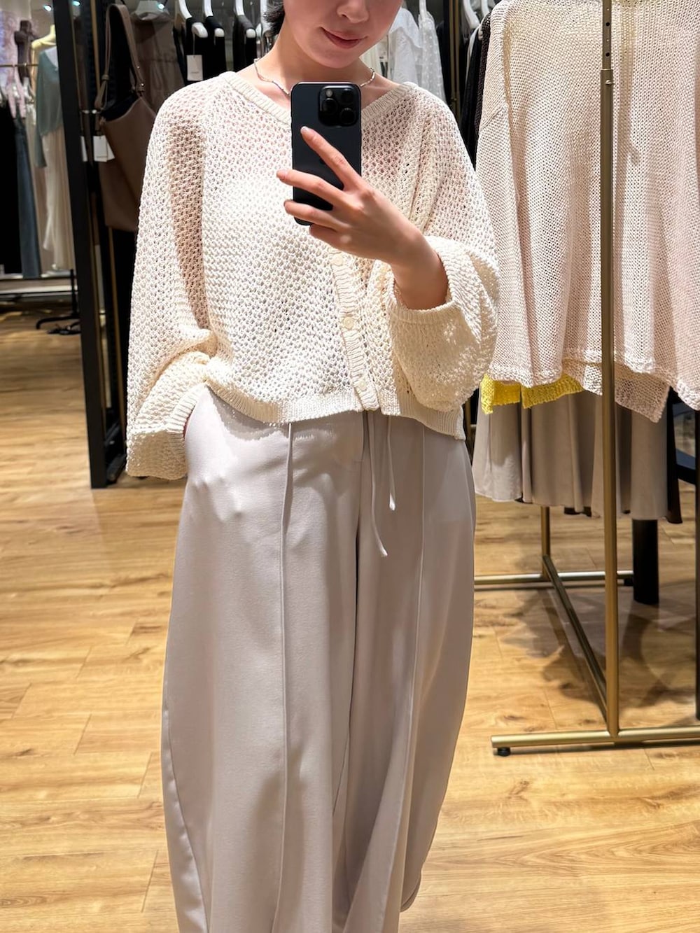 ブラウン系のサンダル、ベージュ系のその他パンツ、ホワイト系のカーディガン/ボレロを着用したレディースの春コーディネートの2枚目の写真