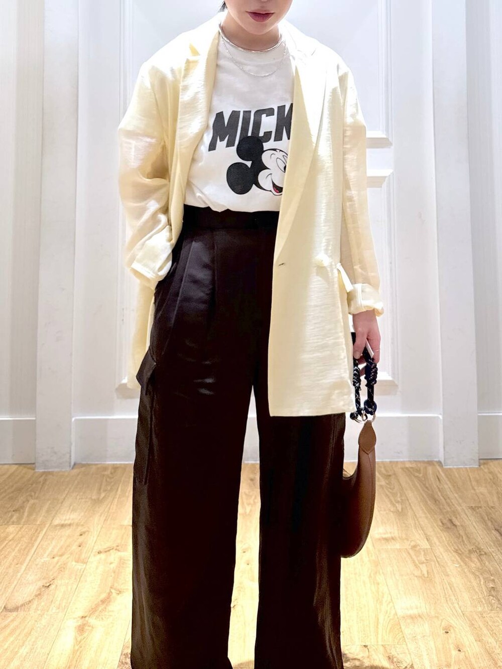 「低身長、ベーシック/シンプル、ナチュラル、SNAP_apart by lowrys、apart by lowrys、春コーデ」|「A part byのサテンカーゴパンツ(カーゴパンツ、ブラウン系)」を使った、moriさん(レディース・148cm)の春コーディネートの6枚目の写真