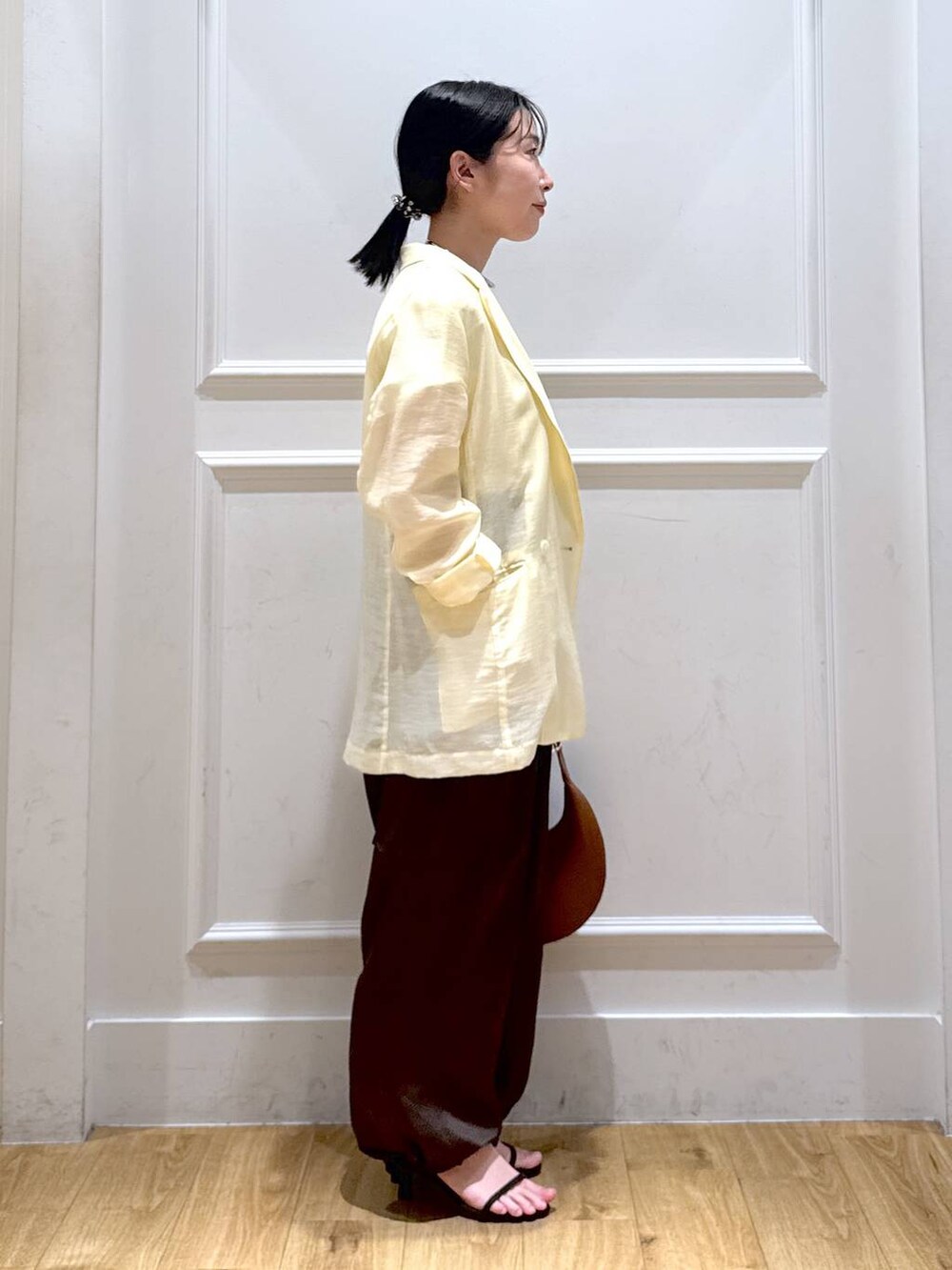 「低身長、ベーシック/シンプル、ナチュラル、SNAP_apart by lowrys、apart by lowrys、春コーデ」|「A part byのサテンカーゴパンツ(カーゴパンツ、ブラウン系)」を使った、moriさん(レディース・148cm)の春コーディネートの5枚目の写真