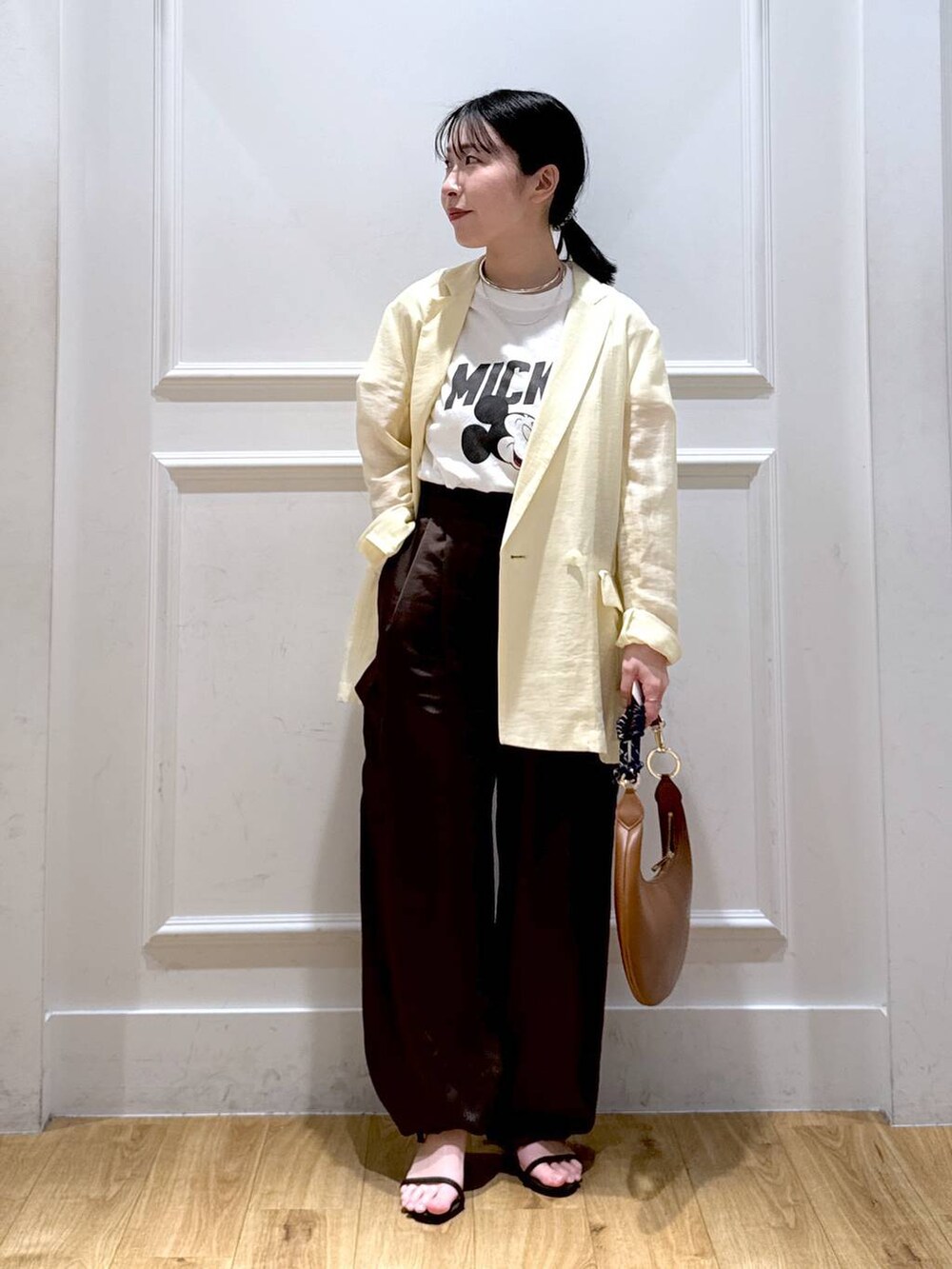 「低身長、ベーシック/シンプル、ナチュラル、SNAP_apart by lowrys、apart by lowrys、春コーデ」|「A part byのサテンカーゴパンツ(カーゴパンツ、ブラウン系)」を使った、moriさん(レディース・148cm)の春コーディネートの2枚目の写真