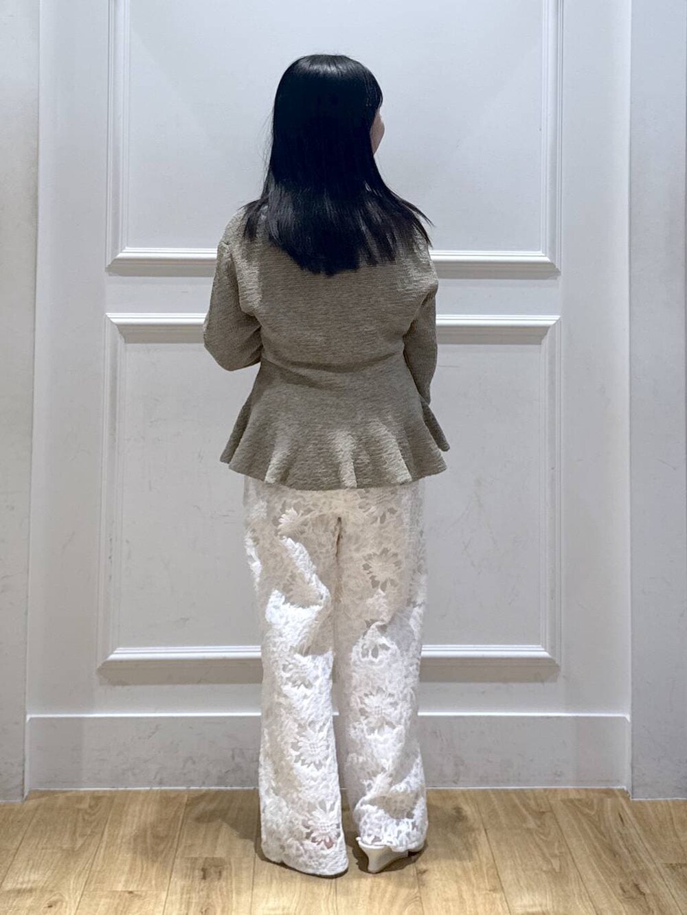 ホワイト系のTシャツ/カットソー、ホワイト系のサンダル、イエロー系のカーディガン/ボレロを着用したレディースの春コーディネートの4枚目の写真