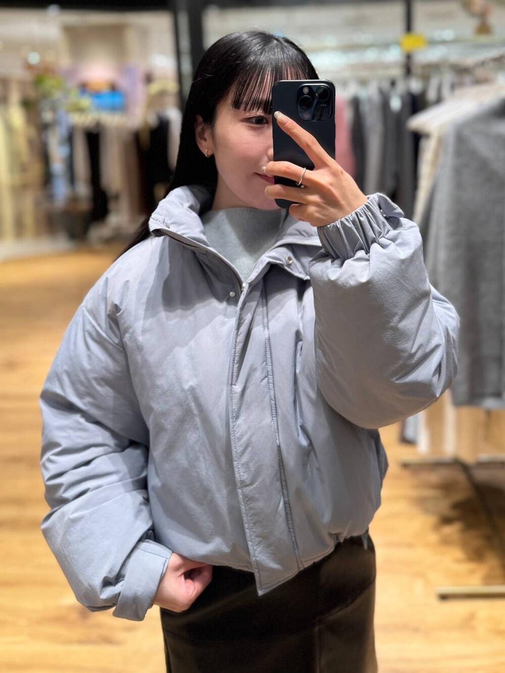 グリーン系のニット/セーター、ブルー系のブルゾンを着用したレディースの冬コーディネートの3枚目の写真