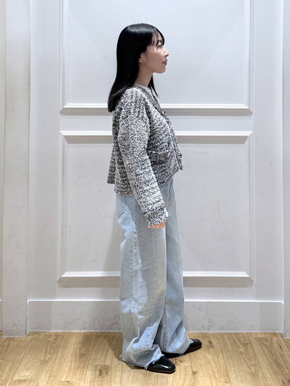 ブラック系のローファー、ブルー系のデニムパンツ、ブラック系のカーディガン/ボレロを着用したレディースの冬コーディネートの3枚目の写真