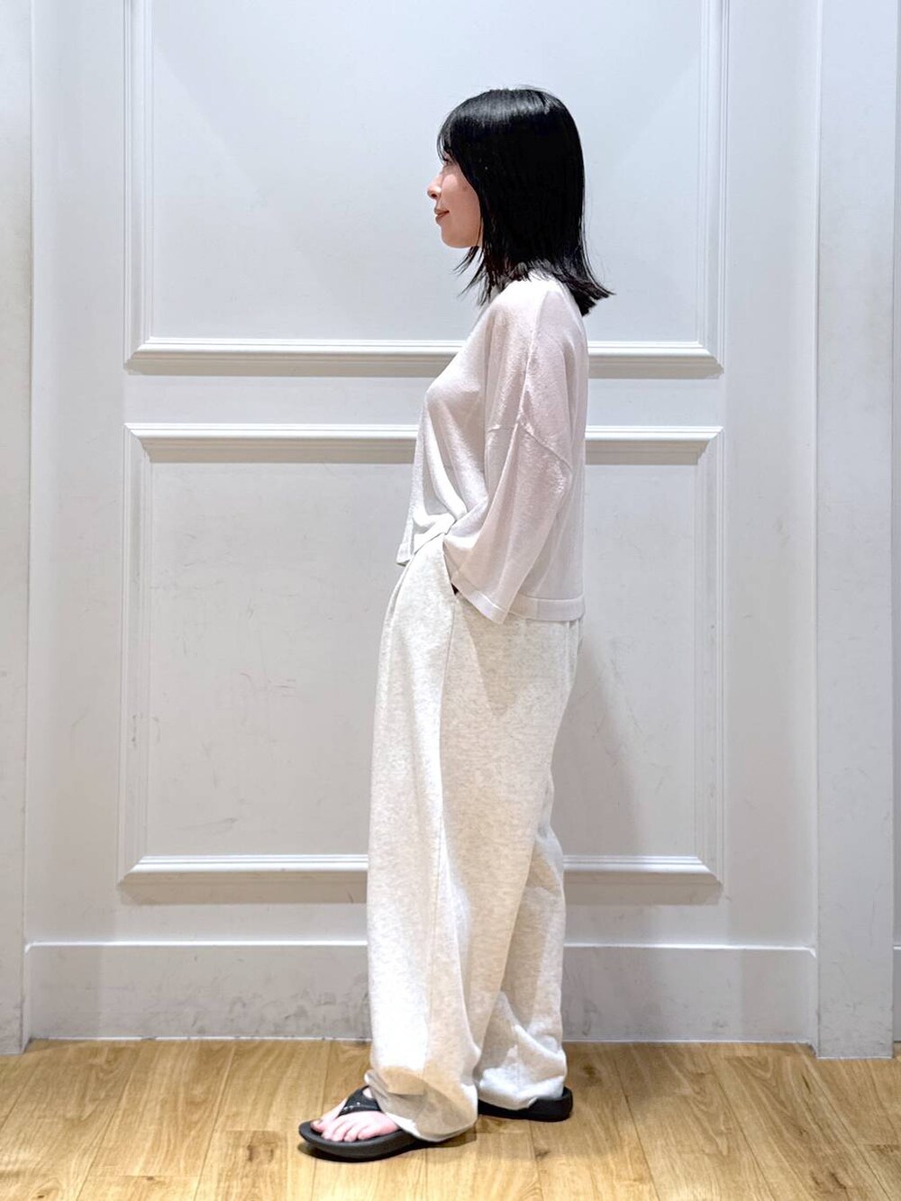 ブラック系のサンダル、グレー系のスウェットパンツ、グレー系のニット/セーターを着用したレディースの夏コーディネートの3枚目の写真