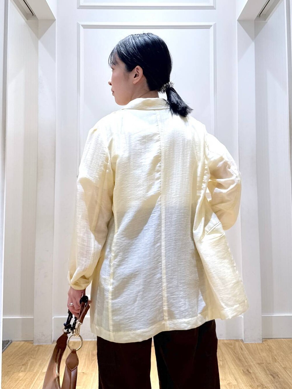 「低身長、ベーシック/シンプル、ナチュラル、SNAP_apart by lowrys、apart by lowrys、春コーデ」|「A part byのサテンカーゴパンツ(カーゴパンツ、ブラウン系)」を使った、moriさん(レディース・148cm)の春コーディネートの7枚目の写真