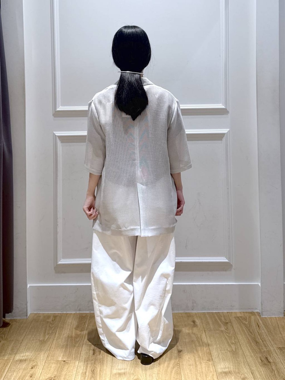 レッド系のTシャツ/カットソー、ブラック系のパンプス、ホワイト系のその他パンツを着用したレディースの春コーディネートの3枚目の写真