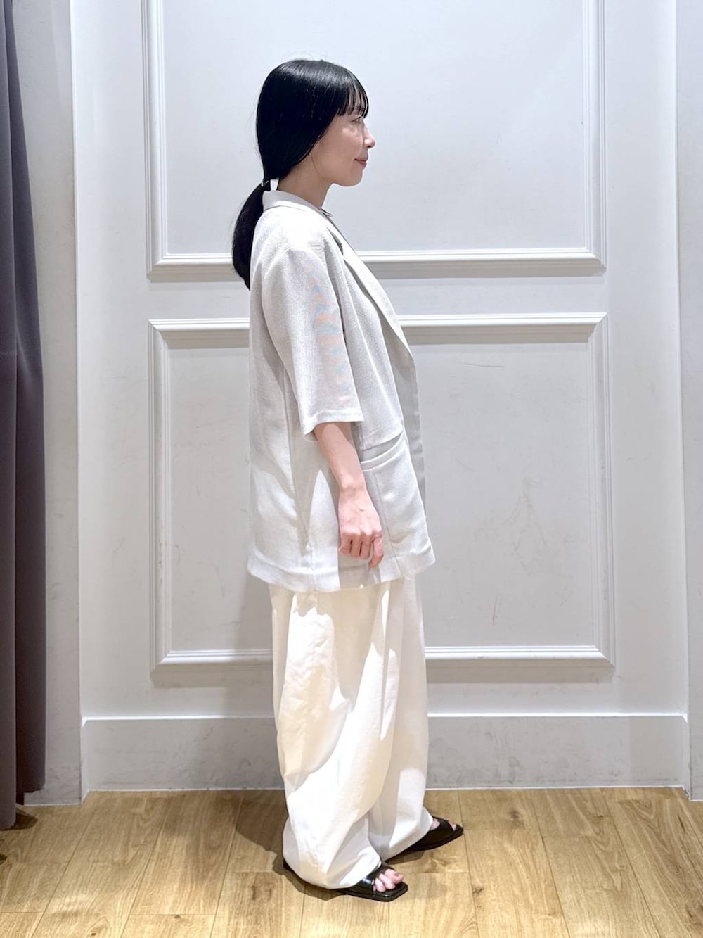 レッド系のTシャツ/カットソー、ブラック系のパンプス、ホワイト系のその他パンツを着用したレディースの春コーディネートの4枚目の写真