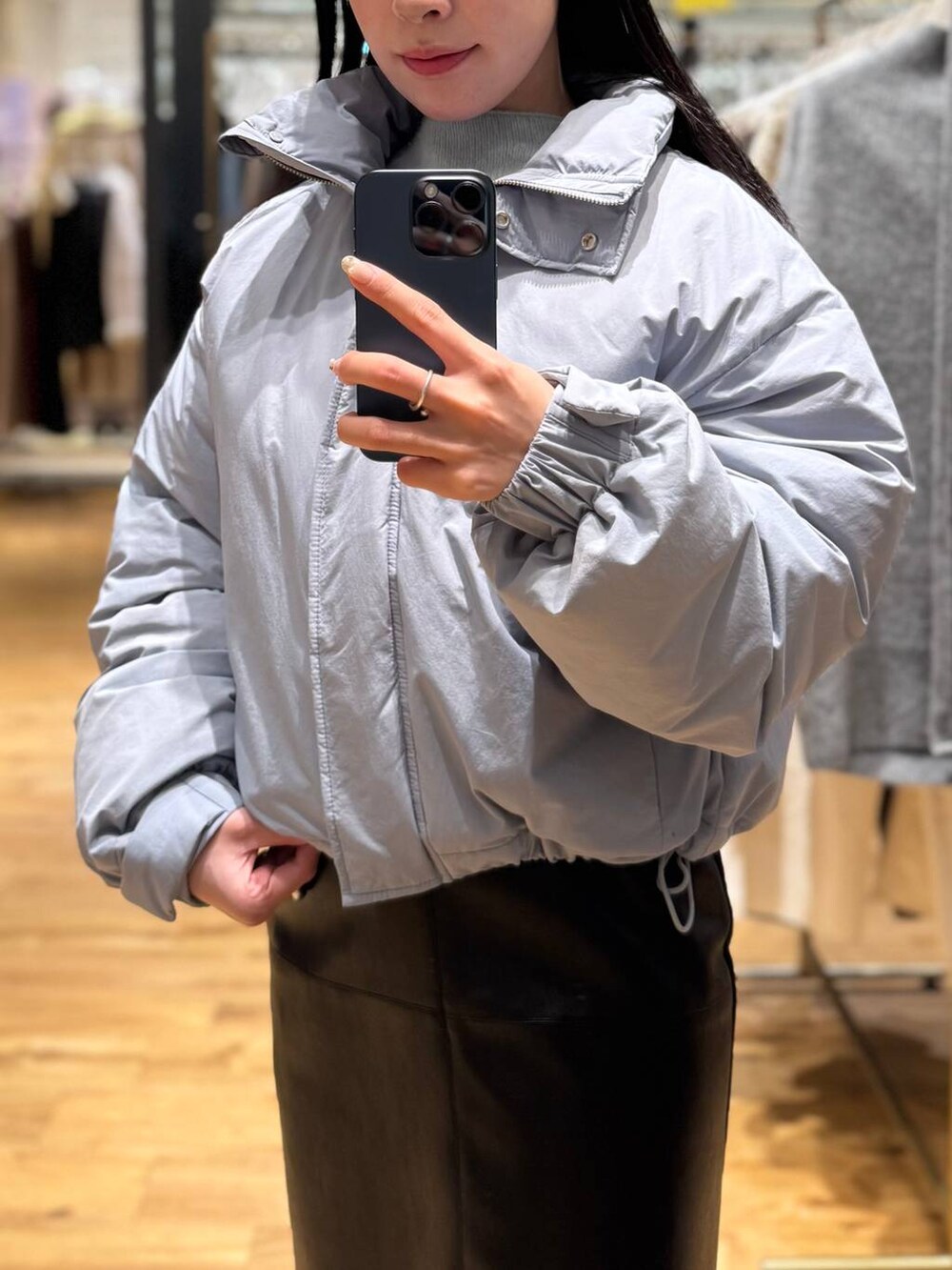 グリーン系のニット/セーター、ブルー系のブルゾンを着用したレディースの冬コーディネートの2枚目の写真