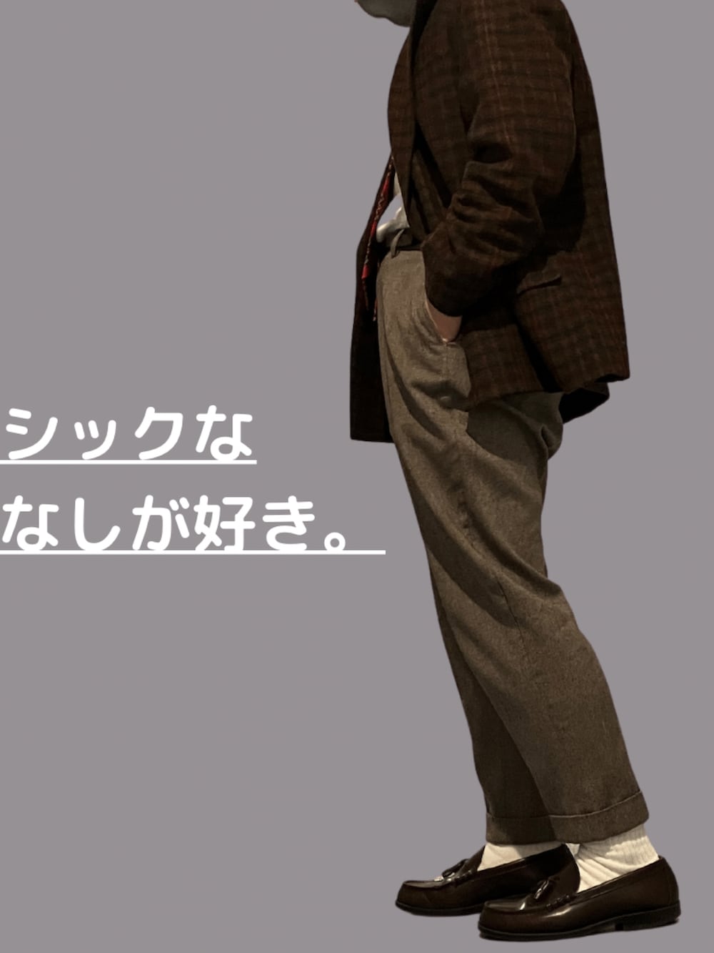 ブラウン系のテーラードジャケット、ブルー系のネクタイ、ベージュ系のスラックスを着用したメンズの冬コーディネートの4枚目の写真