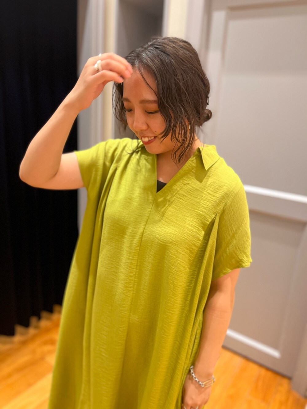 グリーン系のワンピース、ゴールド系のピアス（両耳用）を着用したレディースの夏コーディネートの5枚目の写真