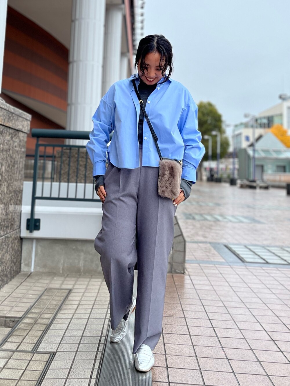 グレー系のTシャツ/カットソー、ブルー系のシャツ/ブラウス、グレー系のその他パンツを着用したレディースの冬コーディネートの4枚目の写真