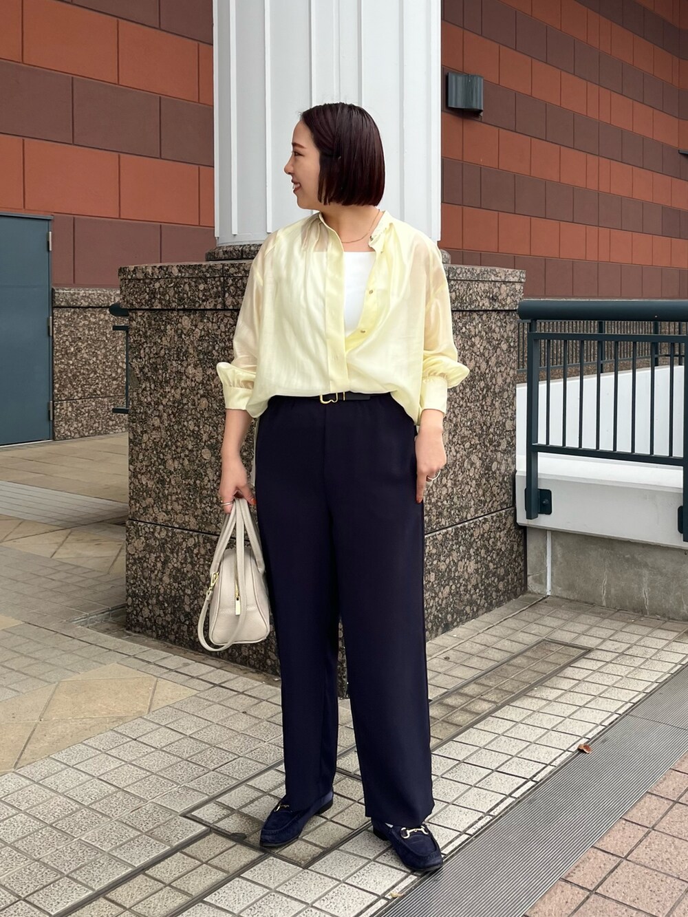「おでかけコーデ、大人カジュアルコーデ、シンプルスタイル、今日のコーデ、レディースファッション、シャツコーデ、春、春色、シアートップス、ショルダーバッグ、大人カジュアル、ワイドパンツ、きれいめカジュアル、キレイめカジュアル」｜「NOLLEY’Sのバンドカラーシアーブラウス（シャツ/ブラウス、イエロー系）」を使った、yamaiさん（レディース・163cm）の春コーディネートの2枚目の写真