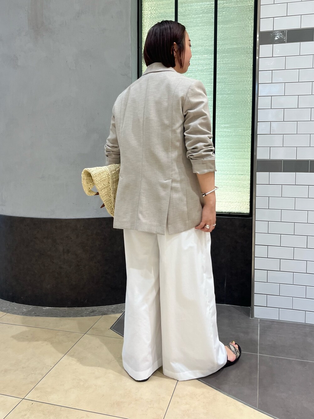 「休日スタイル、お出かけコーデ、シアートップス、大人カジュアル、フレアパンツ、カジュアルスタイル、Tシャツコーデ、キレイめコーデ、ロゴT、プリントT、ジャケット、ワントーンコーデ、ホワイトコーデ、メッシュ、ブラウン」|「NOLLEY’Sのペーパークロシェバッグ(ショルダーバッグ、ベージュ系)」を使った、yamaiさん(レディース・163cm)の春コーディネートの4枚目の写真