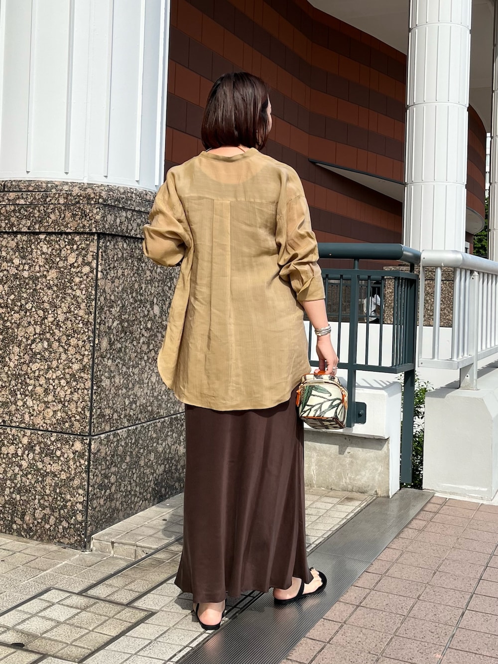 「サンダル、シャツスタイル、お出かけコーデ、マーメイドスカート、デートコーデ、ロングスカート、きれいめカジュアル、楽チンコーデ、夏服コーデ、大人女子、スカートスタイル、ノーリーズ」｜「manipuriの【manipuri/マニプリ】バニティポーチ（ポーチ、グレー系）」を使った、yamaiさん（レディース・163cm）の春コーディネートの3枚目の写真