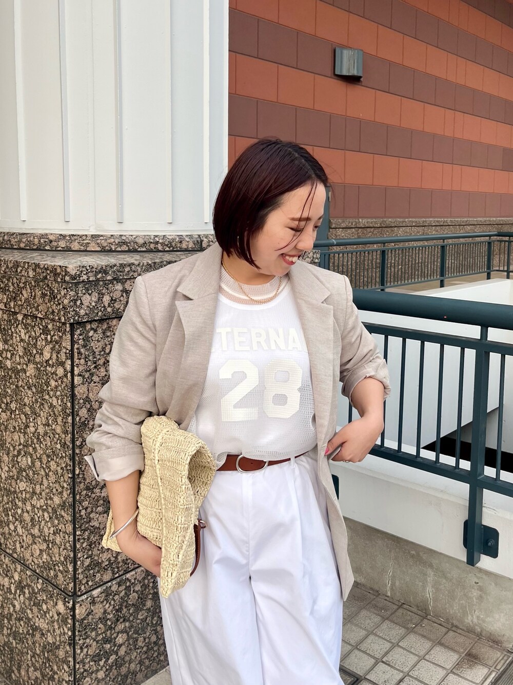 「休日スタイル、お出かけコーデ、シアートップス、大人カジュアル、フレアパンツ、カジュアルスタイル、Tシャツコーデ、キレイめコーデ、ロゴT、プリントT、ジャケット、ワントーンコーデ、ホワイトコーデ、メッシュ、ブラウン」|「NOLLEY’Sのペーパークロシェバッグ(ショルダーバッグ、ベージュ系)」を使った、yamaiさん(レディース・163cm)の春コーディネートの6枚目の写真