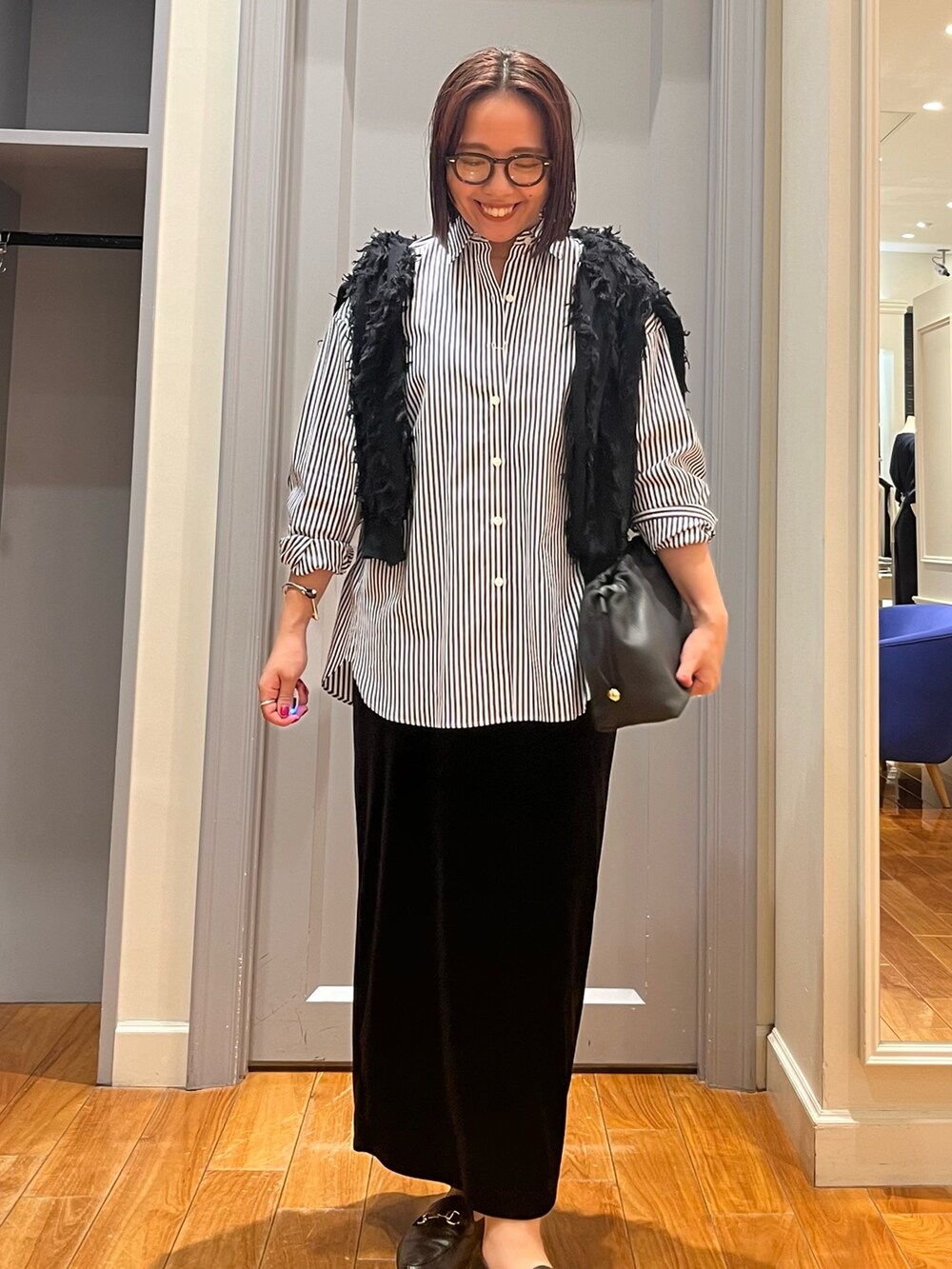 「おしゃ見えテクニック、レイヤードスタイル、秋コーデ、カーディガン、モノトーン、メガネ女子、ローファー、トラッド、オトナカジュアル、キレイめカジュアル、シンプル、トレンド」｜「NOLLEY’Sのウォッシャブルベロアセミタイトスカート（スカート、ブラック系）」を使った、yamaiさん（レディース・163cm）の秋コーディネートの4枚目の写真