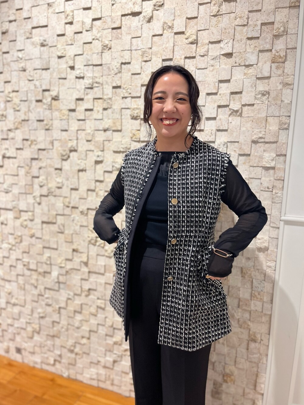 ブラック系のその他パンツ、ブラック系のベスト、ブラック系のTシャツ/カットソーを着用したレディースの秋コーディネートの6枚目の写真